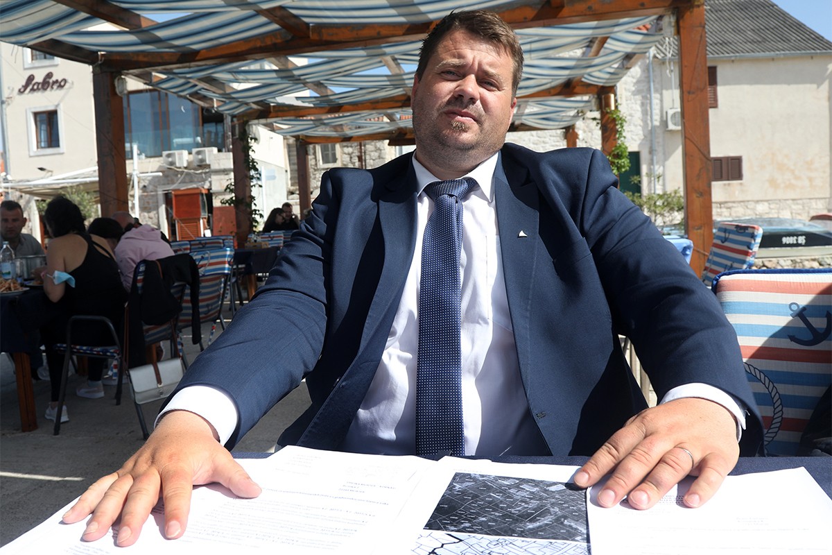 Načelnik koji je bordel platio službenom karticom dao ostavku