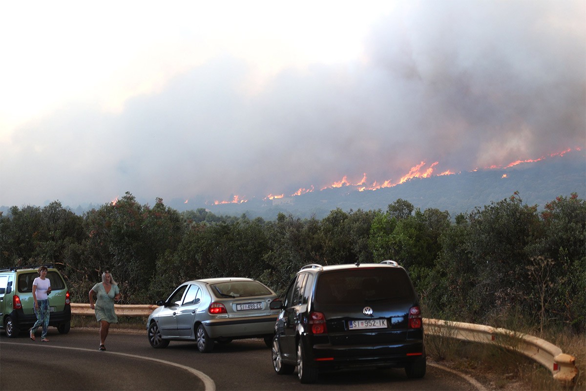 Požari na Hrvatskom primorju: Gore kuće, ljude evakuišu čamcima