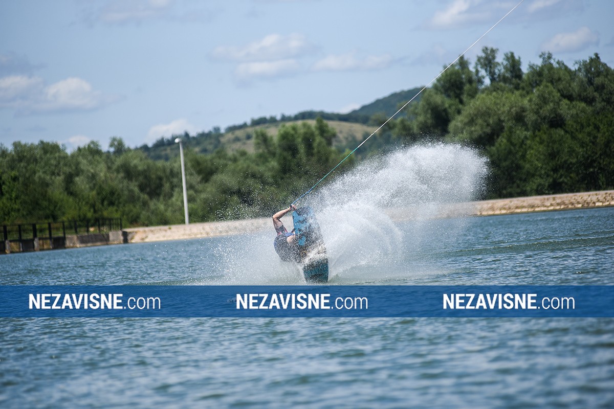 Adrenalinsko skijanje na vodi i odmor u srcu prirode na jezeru Šljivno na Manjači