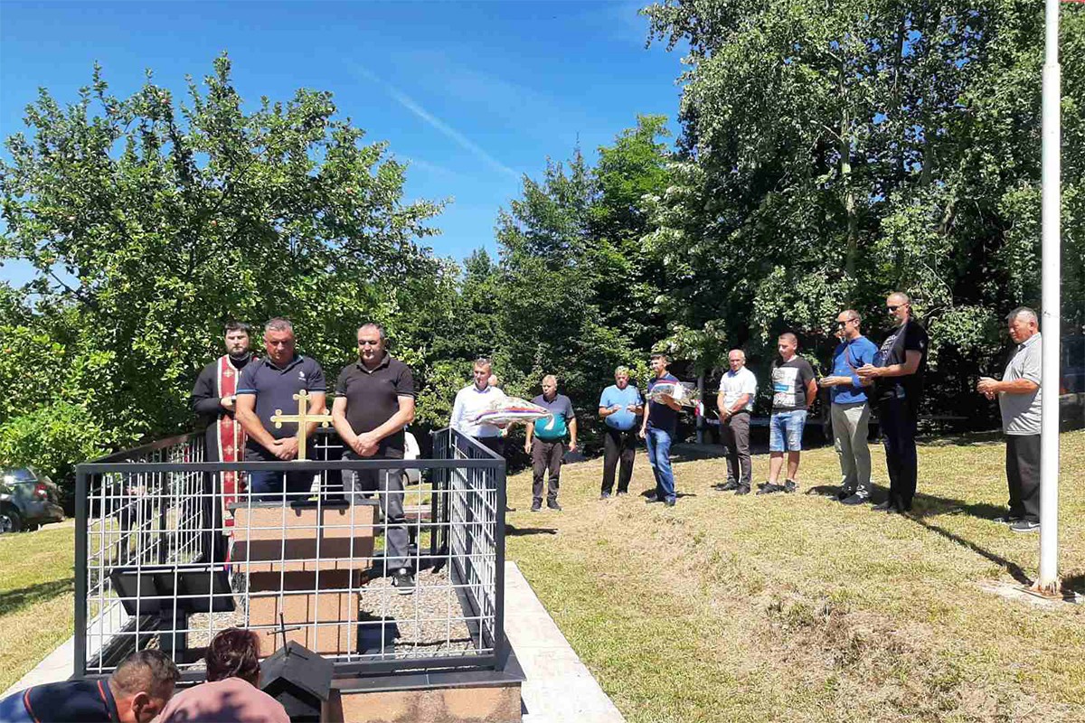 Služen parastos žrtvama na Vasiljevića brdu
