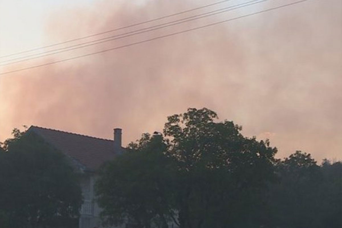 Vatrogasci odbili vatru od kuća u selu Korita