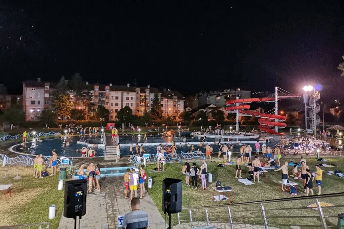 Kupanje na "Aquani" tokom tropske noći u četvrtak