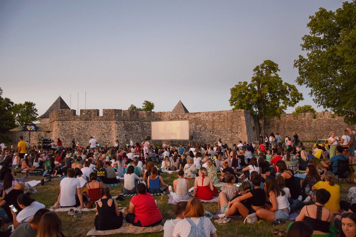 Kino na otvorenom pored Kastela okupilo više od 1.000 ljudi