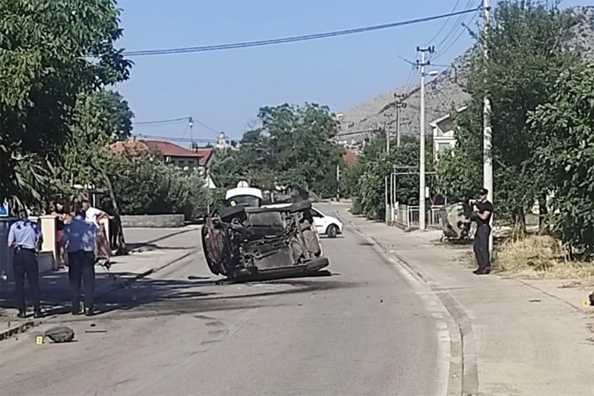 Automobil se izvrnuo na krov