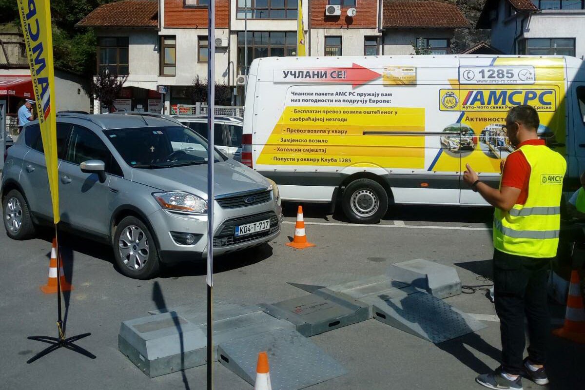 Vozači voze auta sa zimskim gumama i ljeti