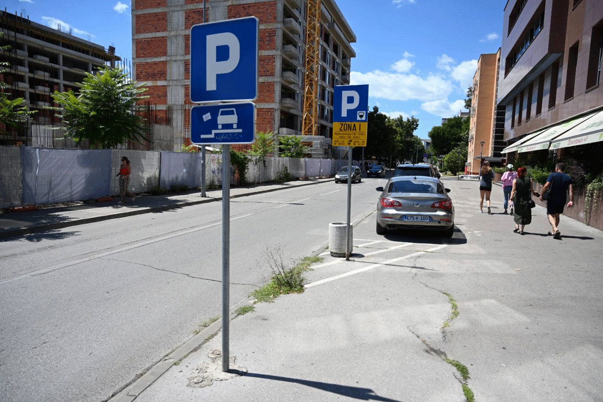 Zabranjeno parkiranje u Ulici bana Lazarevića, građani zbunjeni