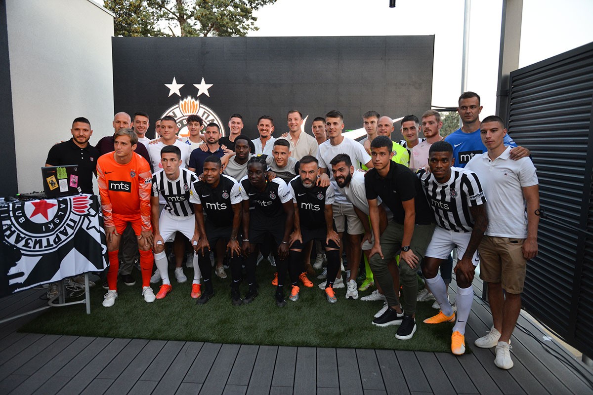 Partizan predstavio novu garnituru dresova