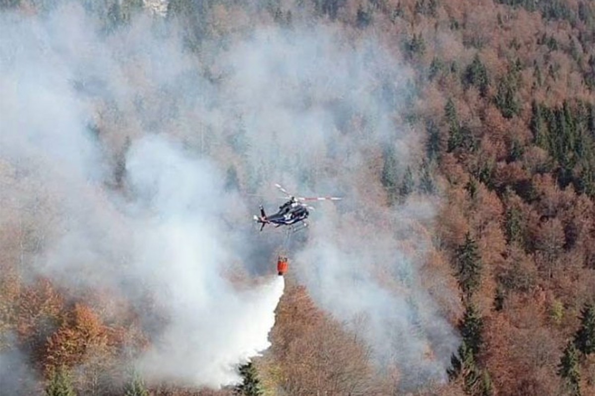 Gori na Čvrsnici, helikopter iz Srpske gasi požar u Parku prirode Blidinje