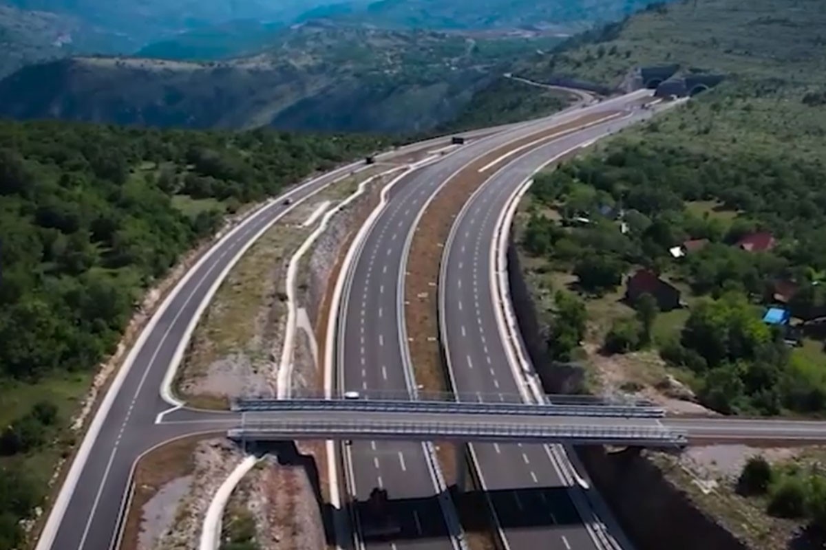 Autoputem vozio kauč na krovu auta pa odspavao na njemu