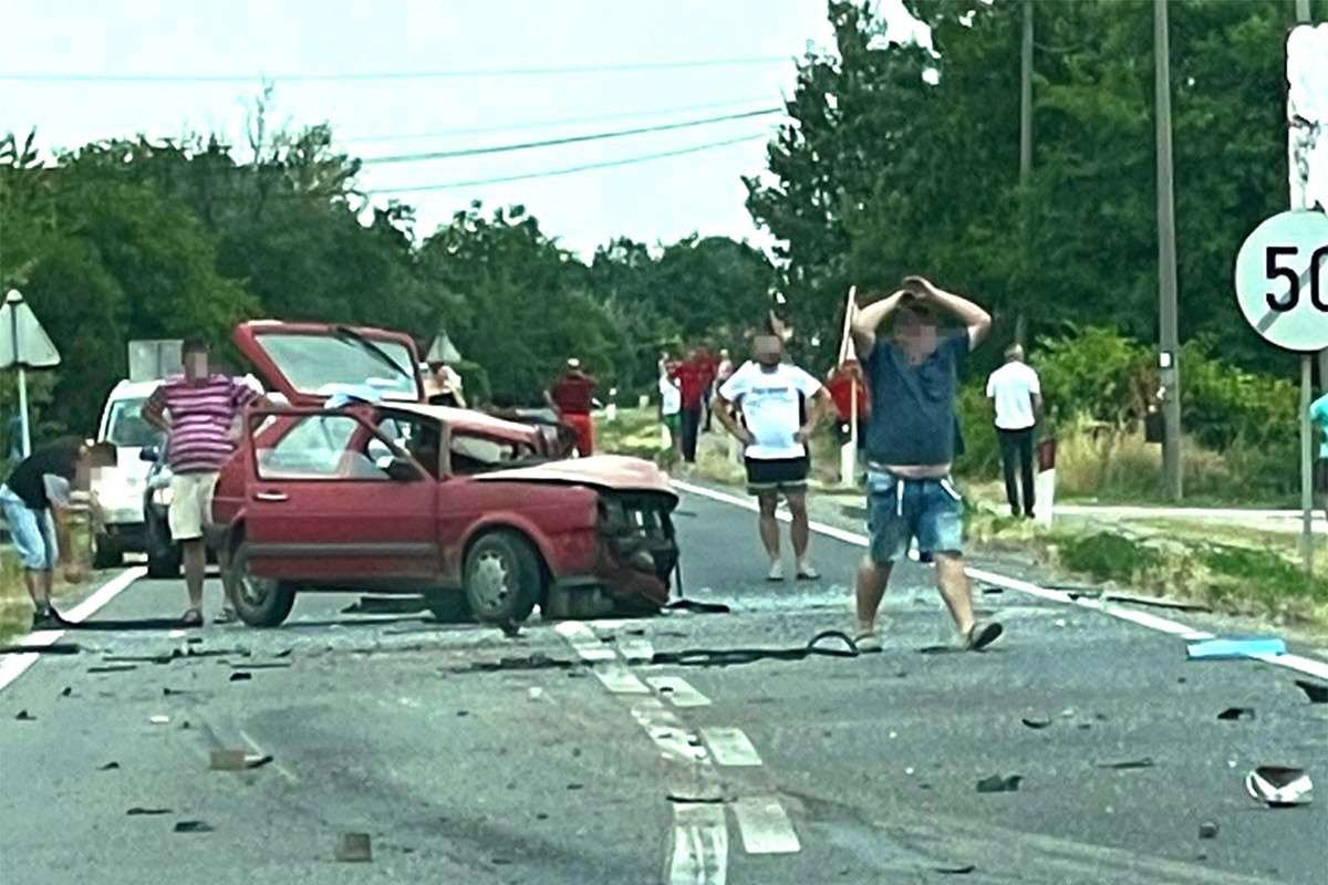 Žestok sudar: Automobil smrskan, kamion sletio s puta