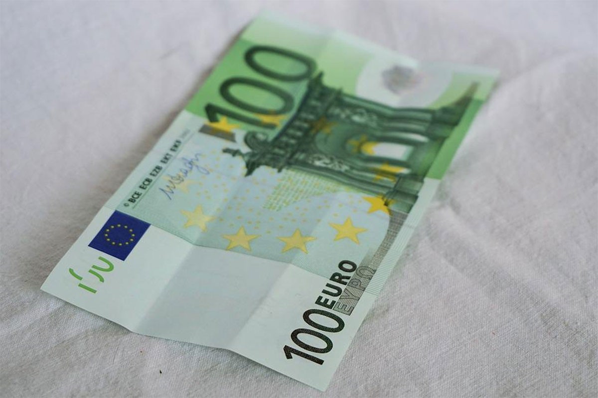 Ceh u baru pokušala platiti sa lažnih 100 evra