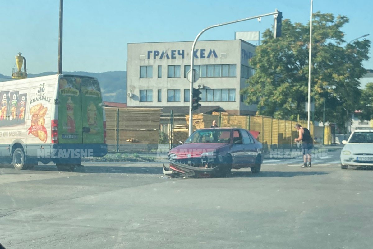 Sudar kombija i automobila na banjalučkoj raskrsnici