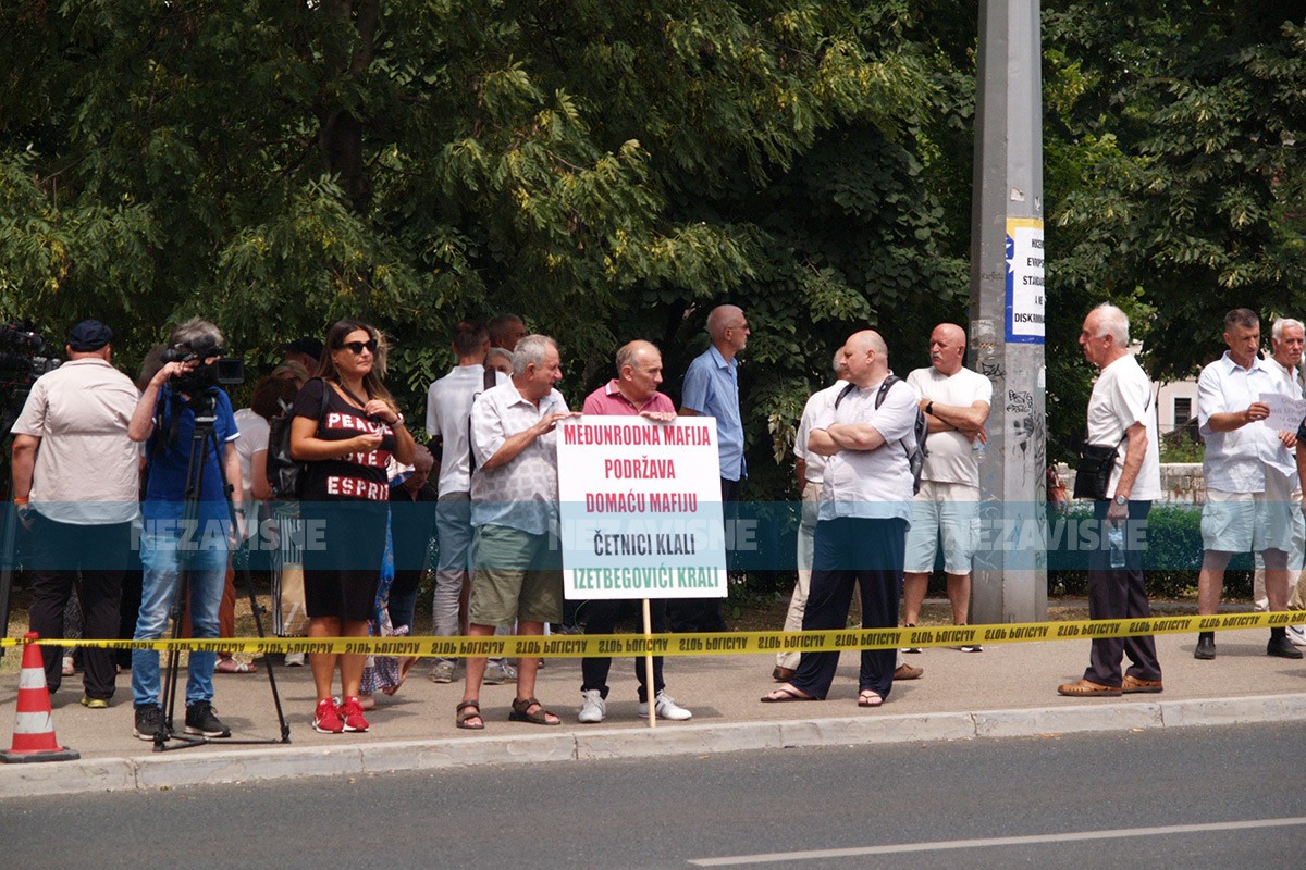 Lideri stranaka na sastanku sa Šmitom, građani pred zgradom