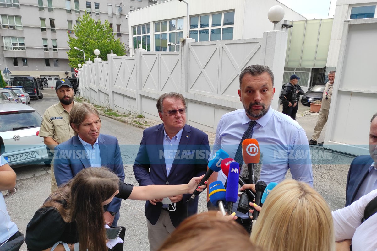 Završen sastanak u OHR-u: "Šmit vikao i lupao po stolu"