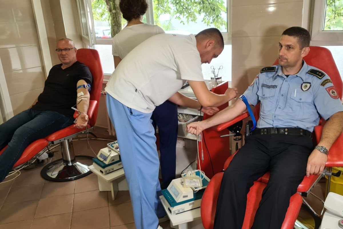 Pripadnici MUP-a popunjavaju zalihe dragocjene tečnosti