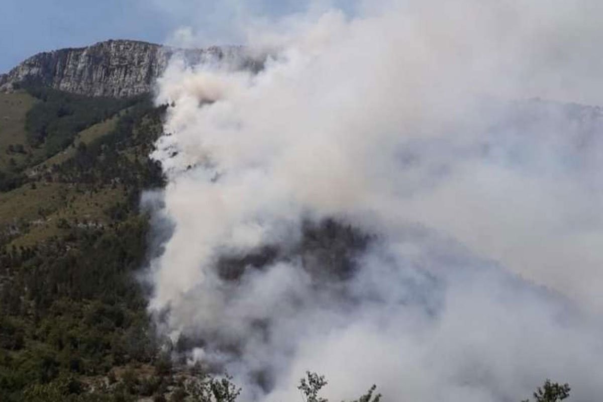 Uprkos kiši požar na Čvrsnici se i dalje širi