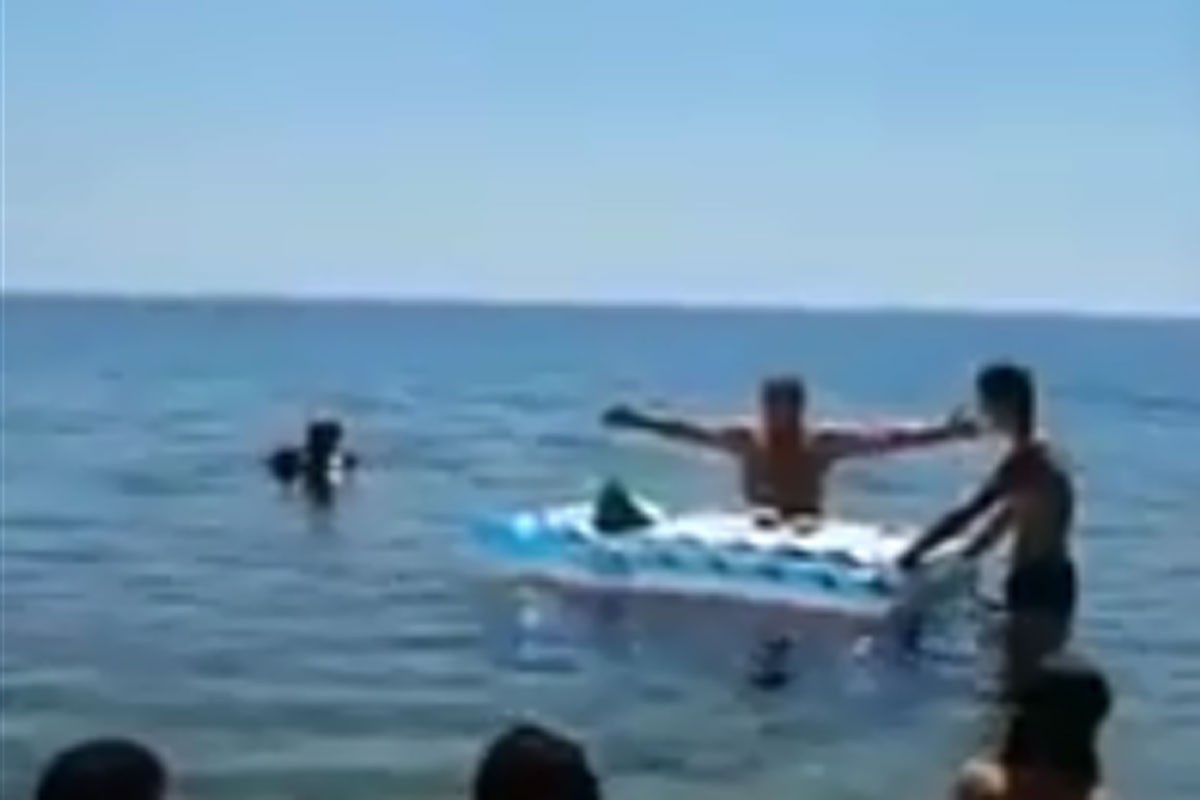Sveštenik služio misu u kupaćim gaćama, oltar mu bio dušek