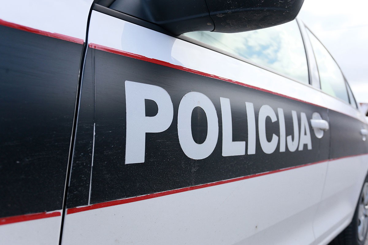 Mostarski vatrogasci pronašli piromana pa mu blokirali vozilo