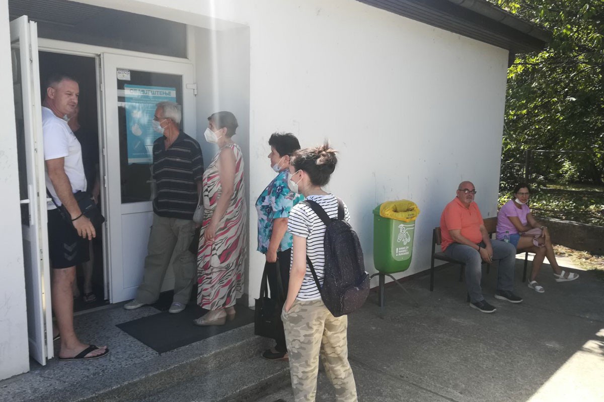 Pacijenti sa simptomima kovida satima čekaju na pregled