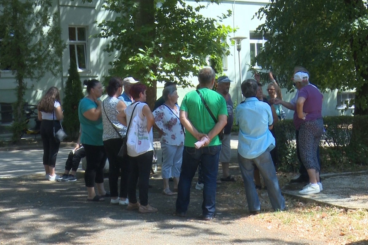 Mještani Prvomajske preselili protest pred zgradu opštine