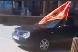 Kancelarija za KiM: Grupa Albanaca mahala zastavama UČK kroz srpsko ...