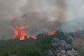 U Neumu situacija i dalje teška, helikopter OS BiH gasi požar