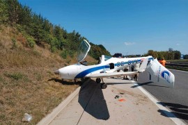 Avion prinudno sletio na auto-put