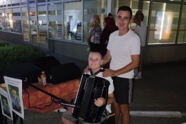 Dječak svirao harmoniku kako bi prikupio novac za liječenje ...