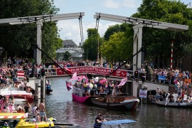Šarenilo u Amsterdamu, i farmerski čamac u duginim bojama