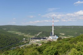 Nepoznata osoba  jutros se popela na dimnjak visok 340 metara, još je ...