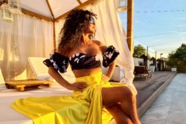 Lidija Vukićević zauzela neodoljivu pozu pored bazena