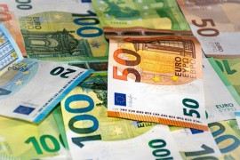 Dolar u usponu, evro oslabio