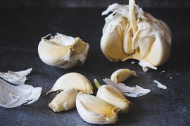 9 trikova za neutralisanje mirisa bijelog luka u ustima