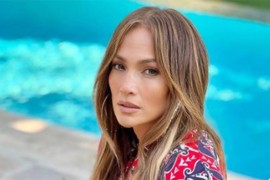 Dženifer Lopez nosi bikini koji posebno ističe obline
