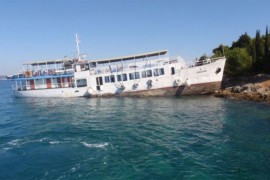 Nasukao se brod sa 97 migranata