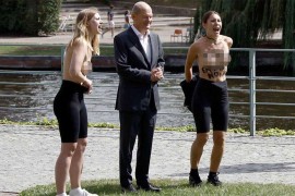 Djevojke skinule odjeću tokom fotografisanja sa Šolcom