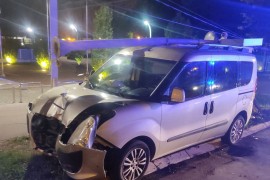 Fiatom udario u stub kod zgrade Vlade Srpske