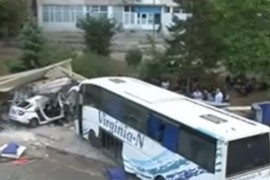 Autobus s migrantima pregazio policijski automobil, stradala dva ...
