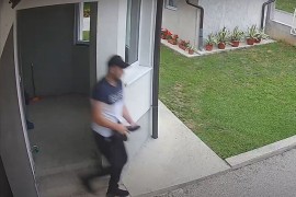 Došao mercedesom pa ušao u dvorište i ukrao papuče (VIDEO)