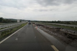 Vozač kamiona rasipao đubrivo po auto-putu
