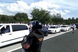 Maskirani navijači napravili haos na auto-putu, oduzete palice