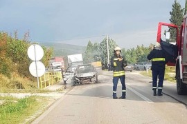Izgorio auto na putu, požar obustavio saobraćaj