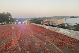 Prevrnuo se kamion sa paradajzom na auto-putu, četvoro povrijeđenih