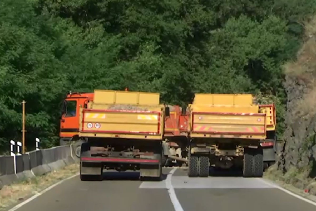 U mjestu Rudare se okupljaju građani, barikada i dalje tu