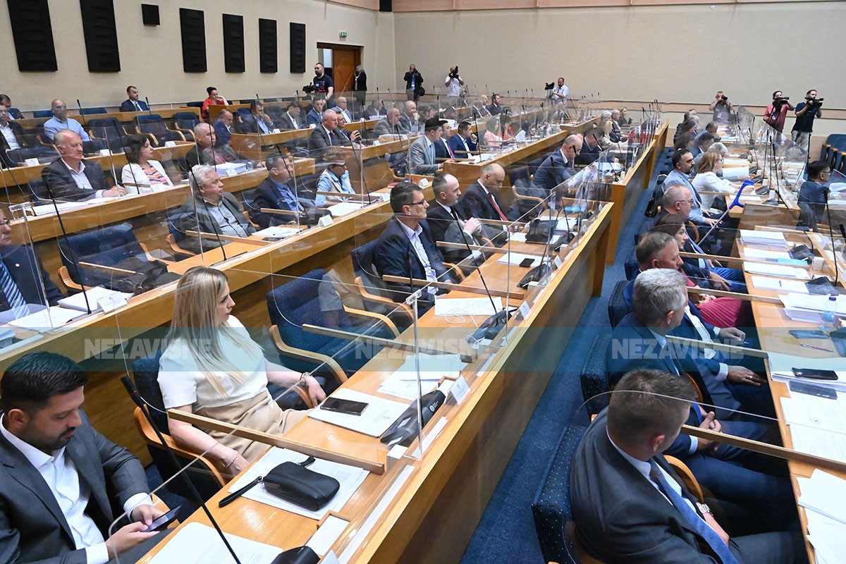 Stranke izgubile poslanike, a i dalje uzimaju novac