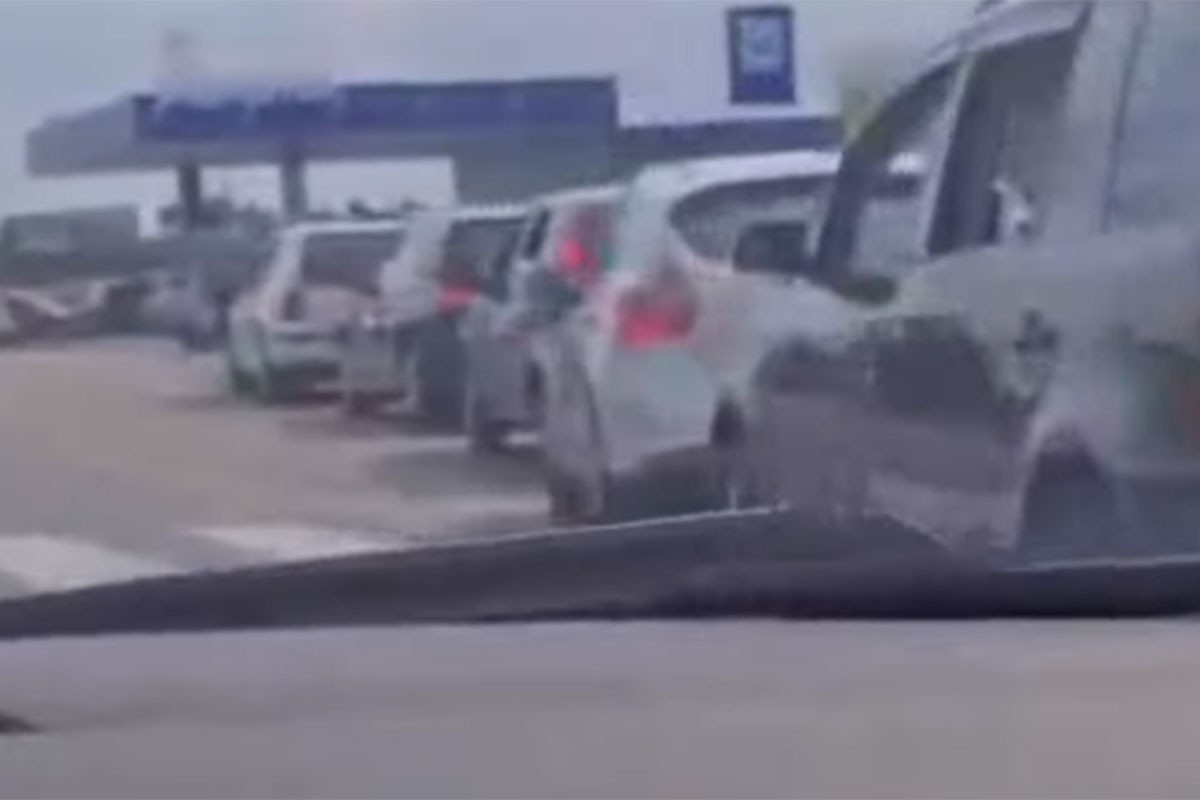 Niske cijene goriva stvorile kilometarske kolone na pumpi