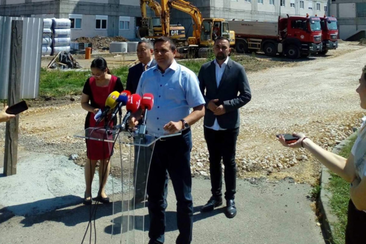 Niče bolnica u Doboju: Tropska vrelina nije prepreka za gradnju