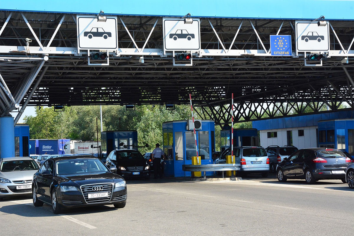 Tablice od drveta stavio na auto i pokušao da uđe u BiH