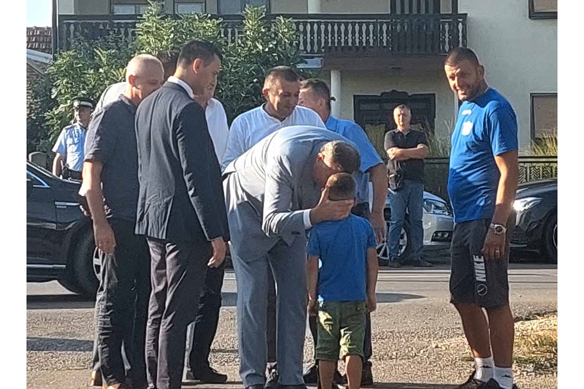 Dodik sa mještanima na obilježavanju 65 godina FK "Zadrugar"