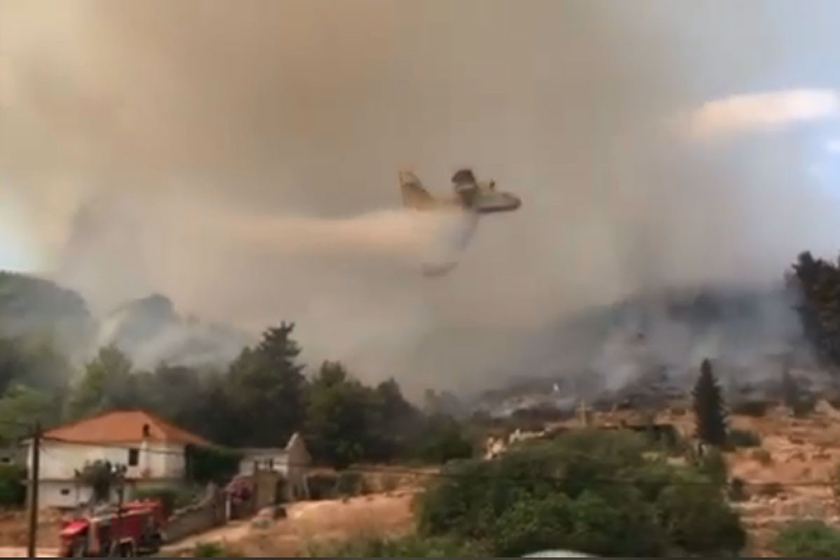 Veliki požar na Hvaru, čovjek poginuo spasavajući bager